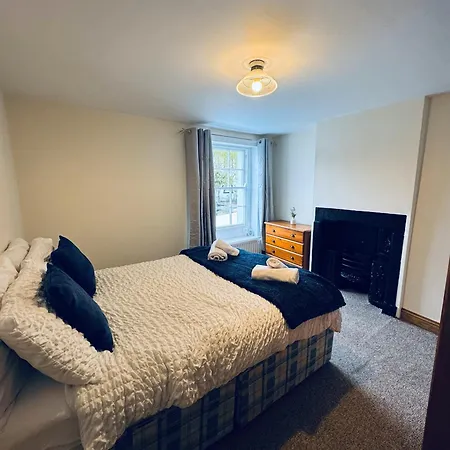 Kirkgate - 2 Bedrooms *